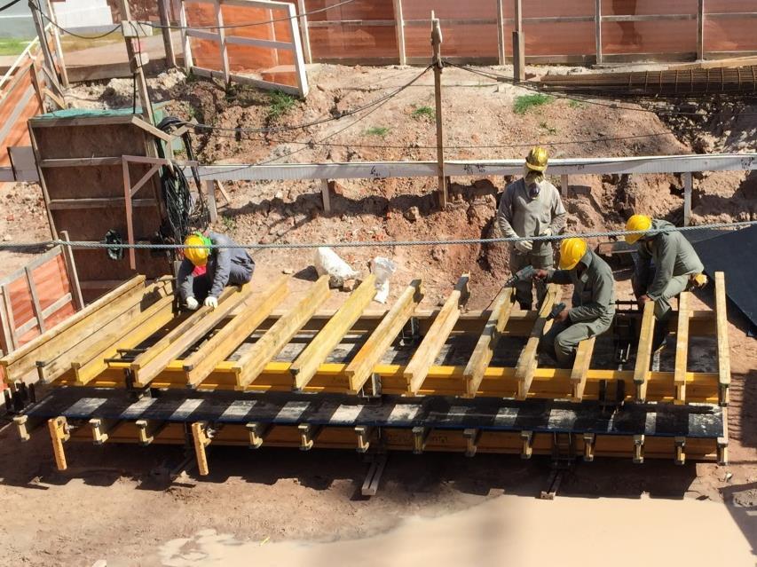 As mesas são levadas para as plataformas de içamento.