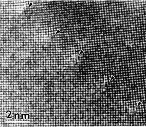 Feixe de elétrons Microscopia Eletrônica de Transmissão Atomic-resolution electron micrograph of Al [001] with misfit