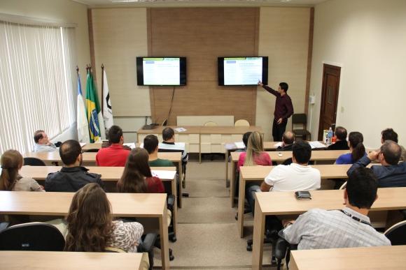 Câmpus recebe primeira defesa de tese de seus Programas de Pós-Graduação O professor do Câmpus Apucarana, Cassiano Moro Piekarski defendeu, na sexta-feira (24), a primeira tese de um Programa de