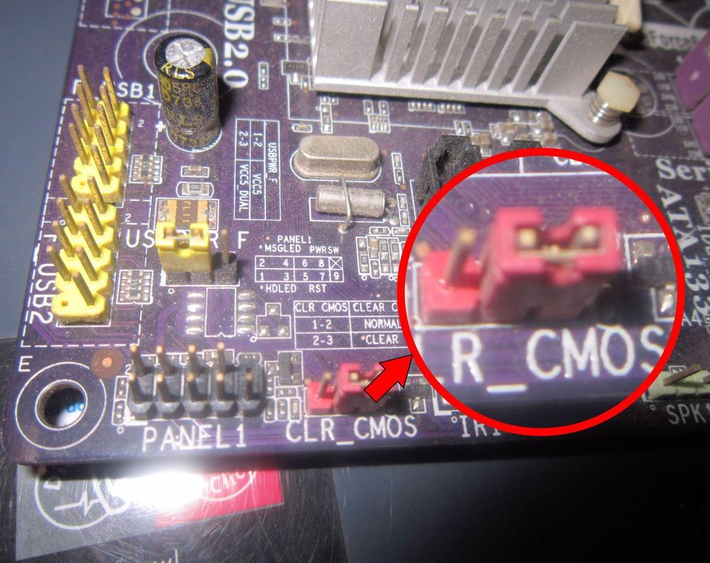 Reset da BIOS - Jumpers Desligue o computador e encontre o jumper da CMOS