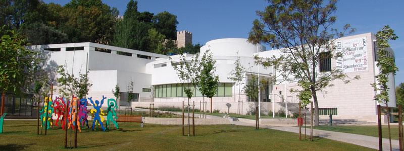 Após ter estado instalada em vários edifícios, 70 anos depois, a Biblioteca Municipal encontrou o seu espaço próprio num moderno edifício construído de raiz, inaugurado a 28 de novembro de 2008.