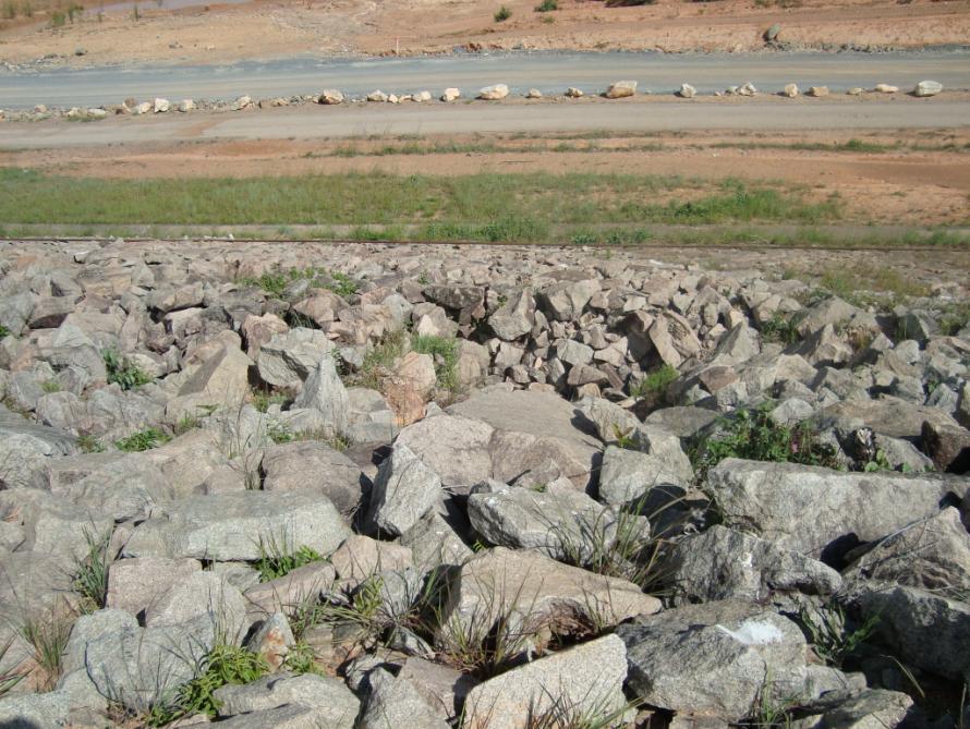 4.2 Alteamento da Barragem A revisão dos Estudos Hidrológicos, associada à ponderação de critérios mais recentes aceites internacionalmente de segurança de barragens, levou a concluir que a