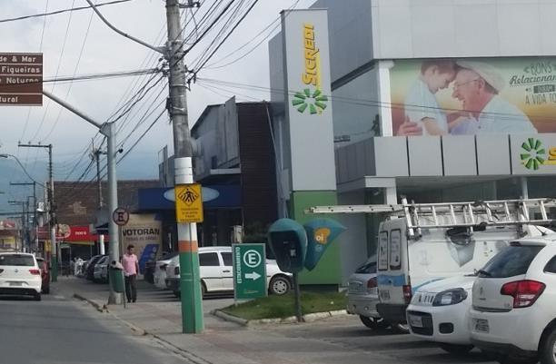 Figura 36 Faixa de pedestre gasta no município de Itajaí Acervo: IDP Brasil Figura 37 Mobiliário urbano posicionado de forma incorreta e piso tátil executado incorretamente