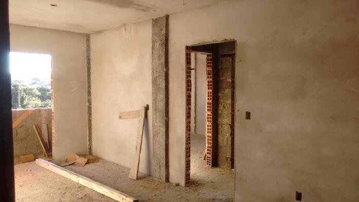 a seguir. A figura 25 demonstra o chapisco feito na parede e os cortes na alvenaria para a instalação das caixas de luz.