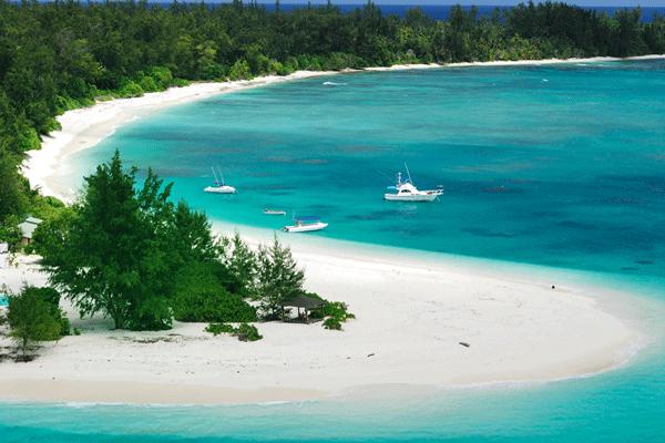 Dividida por uma crista das colinas e intersectada por uma estrada que conduz através de Vallée de Mai, Praslin possui algumas das praias mais marcantes das Seychelles, como Anse Lazio, aclamada como