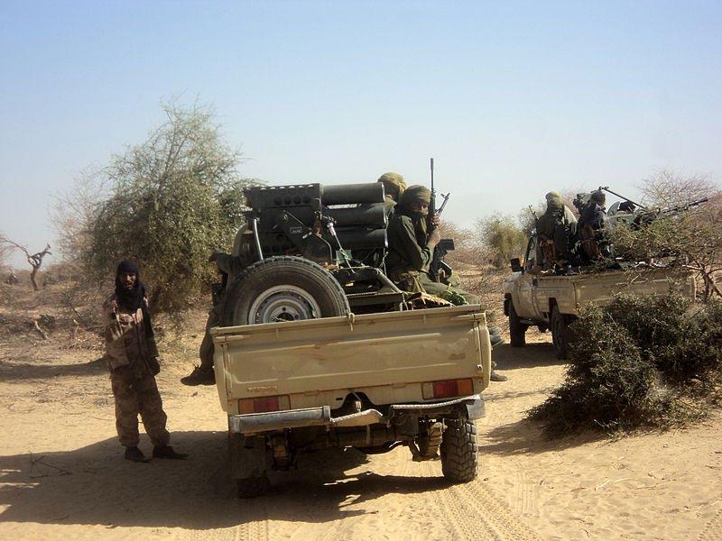 Na luta por autonomia e controle do território, em outubro de 2010 se concretizou a união de diversos grupos que lutavam pela independência da região norte e criação do Azawad em torno do Movimento