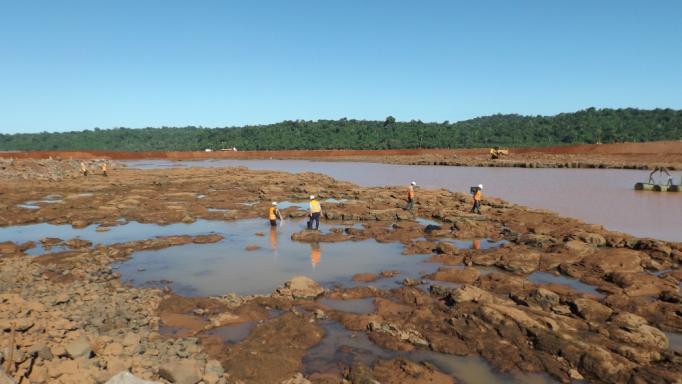 Figura 13 Início dos trabalhos de resgate nas primeiras poças formadas a jusante da