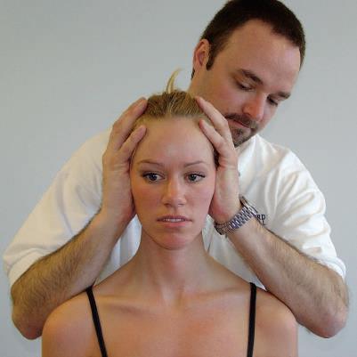TRATAMENTO - SÍNDROMES Teste de tração cervical: Com o paciente sentado, realiza-se uma tração progressiva da cabeça para cima