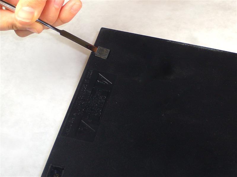 Use a borda plana de um perfurador de metal para erguer o parafuso plana oito
