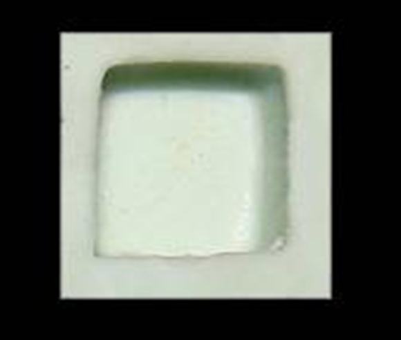 Posterior à inserção do último incremento de resina composta, foi posicionada, sobre esta camada, uma placa de vidro transparente e realizada uma fotopolimerização de apenas 5s