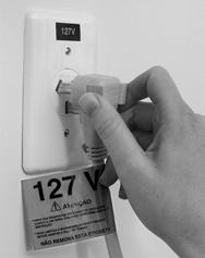 10. Conecte o plugue na tomada. ATENÇÃO! Não use benjamins, adaptadores, extensões ou ligações improvisadas, pois, nestes casos, há risco de curto-circuito e incêndio. 11.
