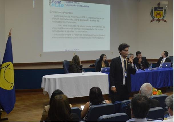 O relato da Comissão de Modelo foi realizado por Thiago Neves (UFPE) que apresentou e relatou as discussões ocorridas nas reuniões realizadas com a SESu e Inep em 21/03/2017, com a Andifes e SESu em