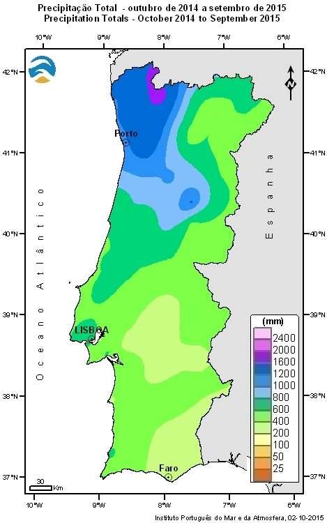 Figura 3 - Precipitação acumulada entre 01 de outubro 2014 e 30 de setembro 2015 (esq.) e percentagem em relação à média 1971-2000 (dir.