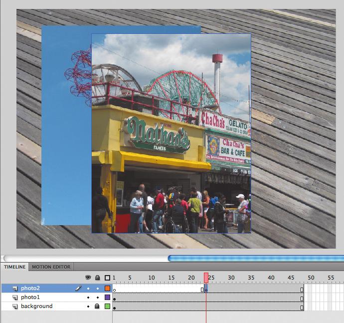 O círculo vazio no frame 24 é preenchido, indicando que agora há uma mudança na camada photo2. No frame 24, sua foto é exibida no Stage.