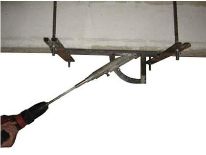 Reforço de vigas de betão armado com armaduras pós-instaladas de aço inox ou de compósitos de FRP alinhamento específico, por forma a permitirem a incorporação das extremidades das armaduras de