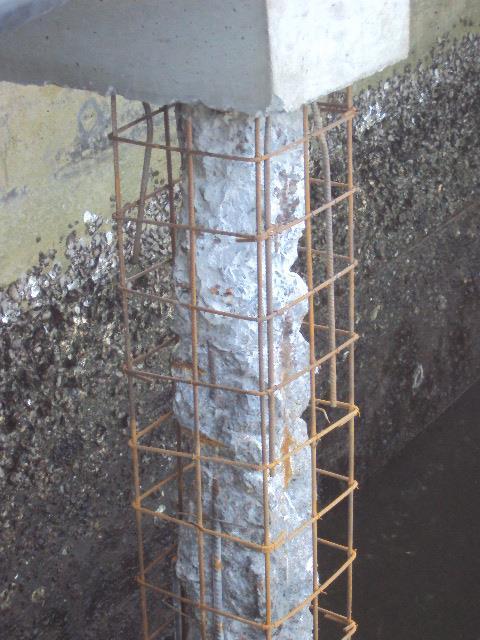 Figura 3: Colocação de armadura de reforço na envolvente do pilar [8] 4º) Betonagem Pode-se colocar o betão recorrendo a uma cofragem ou projetando-o.