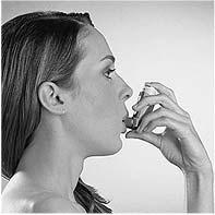 Enquanto contém a respiração retire o inalador da boca e os dedos do topo do inalador.