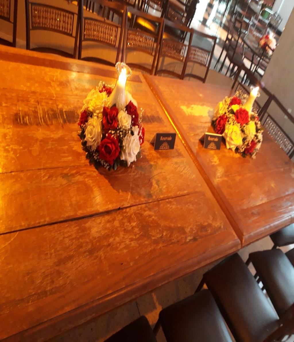 6- Decoração de flores e mobiliário disponíveis para mesas dos convidados 14 arranjos baixos com velas cores a escolher, 05 mesas de demolição, 04 mesas redondas de vidro, 04 mesas de madeira
