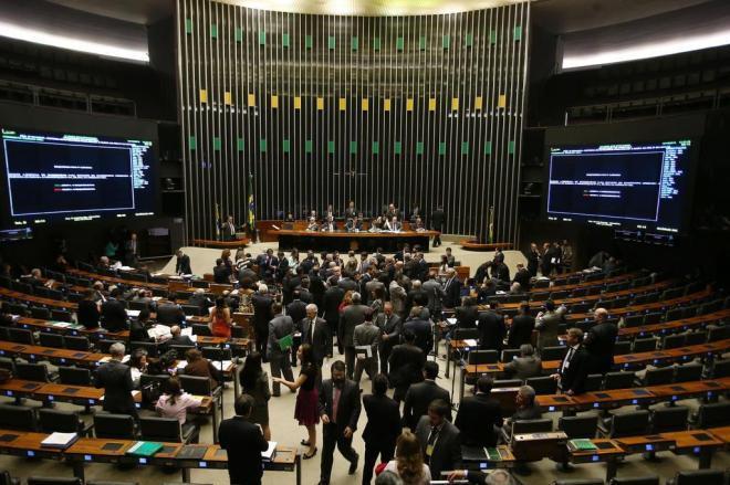 Diário Catarinense, 11 de outubro de 2016 Entenda o que está em jogo com a aprovação da PEC do teto dos gastos Por: Larissa Linder Geral do plenário da Câmara dos Deputados, em Brasília, durante