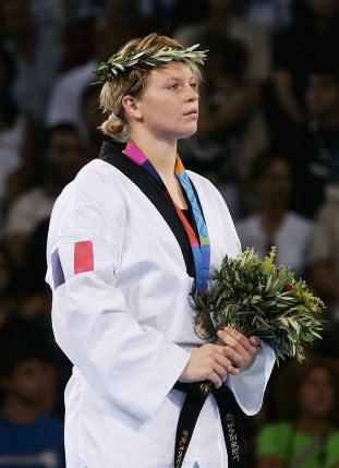 Em Atenas-2004, com 21 anos, se consagraria como a primeira atleta feminina a conquistar o título olímpico por 2 vezes.