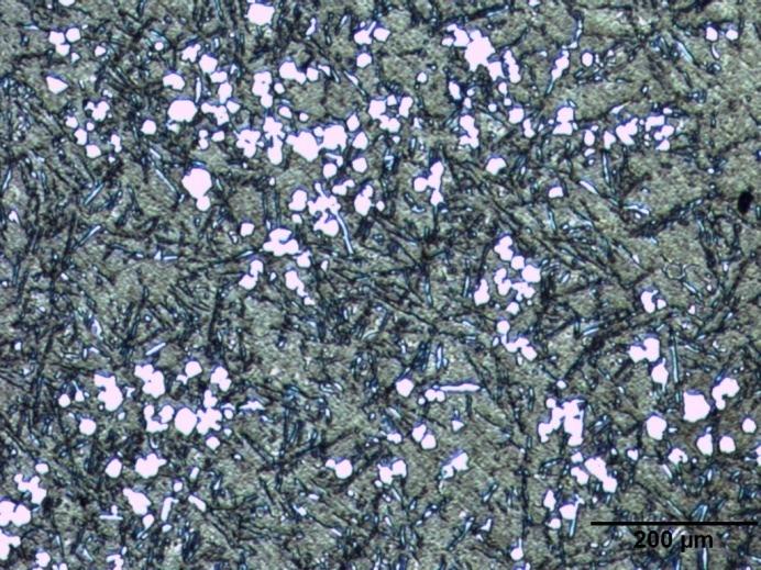 Fonte: Autor, 2017 Figura 4 - Microscopia óptica realizada com um aumento de 50x, sem ataque; (a) peça 1, (b) peça 2. Na tabela 3 são apresentados os valores obtidos com ensaio de tração das amostras.