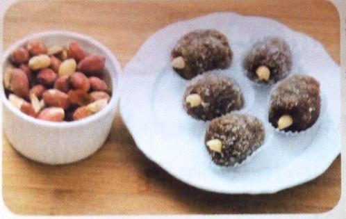 TEXTO 3 LEIA o texto: CAJUZINHO Ingredientes: 1 pacote de amendoim torrado e moído e alguns amendoins inteiros para decorar; claras de ovos em neve; xícaras de açúcar; Modo de preparo: 1) Misture o