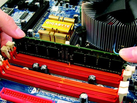 Ranhura DIMM DDR2 Um módulo de memória DDR2 tem um entalhe, pelo que este módulo apenas pode ser instalado numa direção.