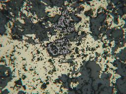 Mt Cpy Py Cpy Figura 5.3 Fotomicrografia que mostra grãos de calcopirita dentro da magnetita. Presença de pirita inclusa em calcopirita.