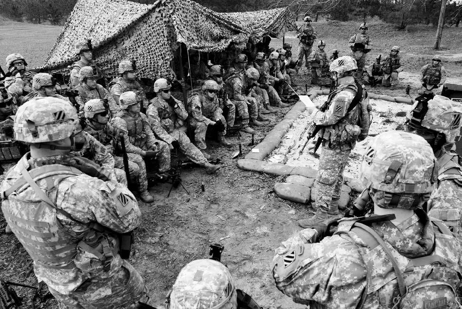 Militares da 3a Equipe de Combate de Brigada Pesada, 3a Divisão de Infantaria, recebem instruções de segurança antes de iniciar Exercício no Campo de Tiro Galloway, Forte Benning, Estado da Geórgia,