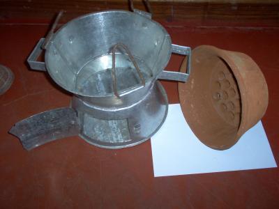 1.1 Descrição do fogão poupa carvão MBAULA O Fogão Melhorado é constituido por duas partes: metálica (1) e ceramica (2).