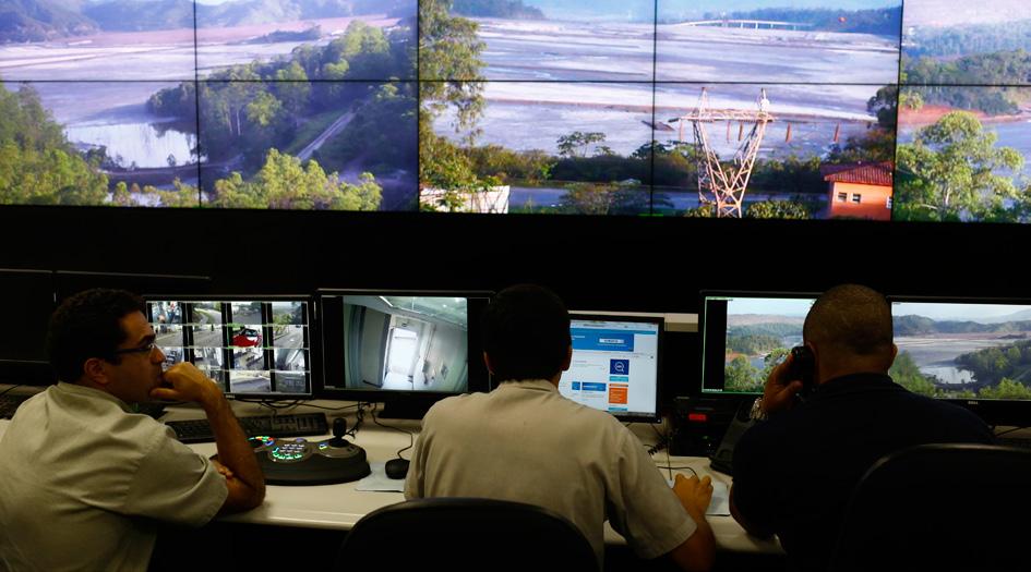 BARRAGENS Monitoramento A sala de monitoramento instalada dentro da Unidade de Germano, em Mariana, recebeu novos equipamentos para intensificar o controle das estruturas e diques das barragens.