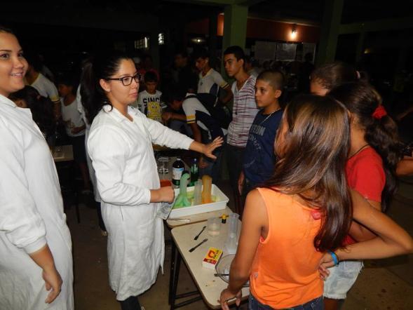 3 Metodologia As apresentações aconteceram em parceria com o Projeto Rondônia de Ciências Itinerante PROCIT CNPq nas Escolas Estaduais de Ensino Fundamental e Médio Rio Urupá e Marcos Bispo da Silva,