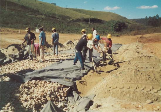 FOTO 4 Execução da camada de areia, na lateral, para