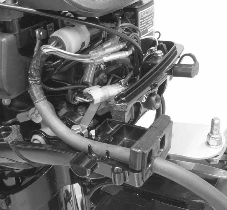 INSTALAÇÃO DO MOTOR 4. Ligue o conector de 8 pinos o chicote do motor. Se o motor estiver equipdo com inclinção hidráulic, conecte os fios correspondentes.