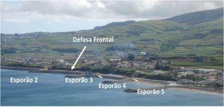 Figura 27 Campo de Esporões No final do mês de dezembro de 2001 ocorreu uma tempestade que afetou o arquipélago dos Açores, algumas estruturas costeiras foram danificadas,