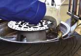 aros Desmontar o pneu da roda MONTAGEM PARA UM PNEU TUBELESS: A jante deve estar limpa e em boas condições Assegurar-se que permita a montagem de um pneu tubeless Recomenda-se substituir a válvula