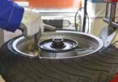 apropriados. Insuflar o pneu sem interrupção, tendo o cuidado de retirar a peça de estanqueidade da válvula, até que os aros estejam perfeitamente posicionados na jante.