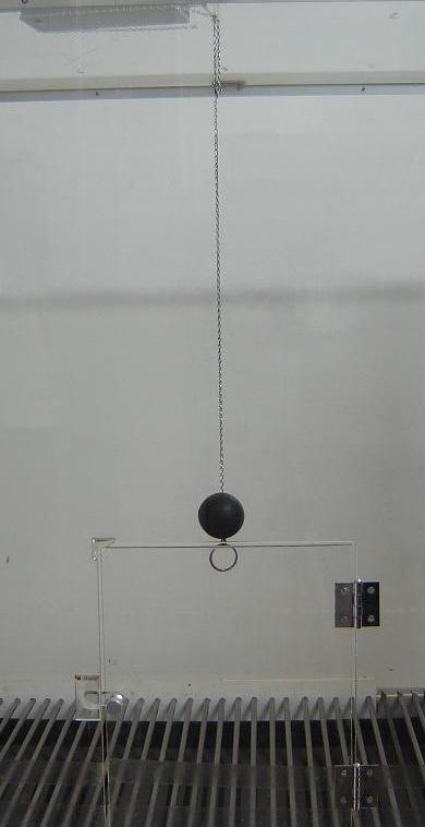 21 Figura 4: Corrente presa a uma esfera preta e a uma argola na ponta. Era inserida na câmara por um dos furos feitos no teto e presa à barra móvel e servia como um operando.