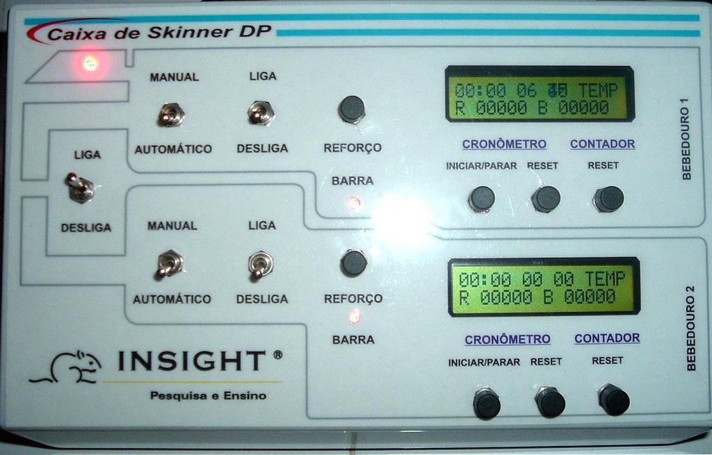 23 Figura 6: Caixa de Controle dos Bebedouros da Insight Equipamentos. Inclui: Cronômetro e contador de respostas e controle (manual/ automático e liga/ desliga) para cada bebedouro ( 1 e 2).