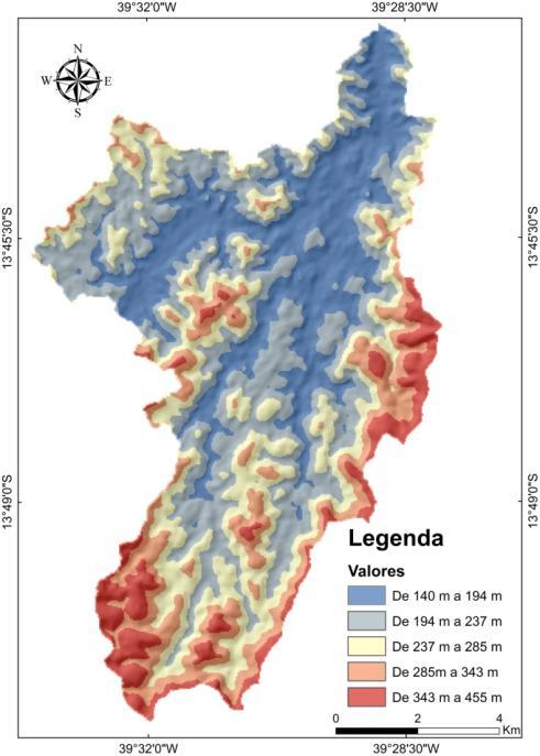 (a) (b) Figura 3 Mapa de Altitude (a) e declividade (b) para a bacia do rio Gandu.