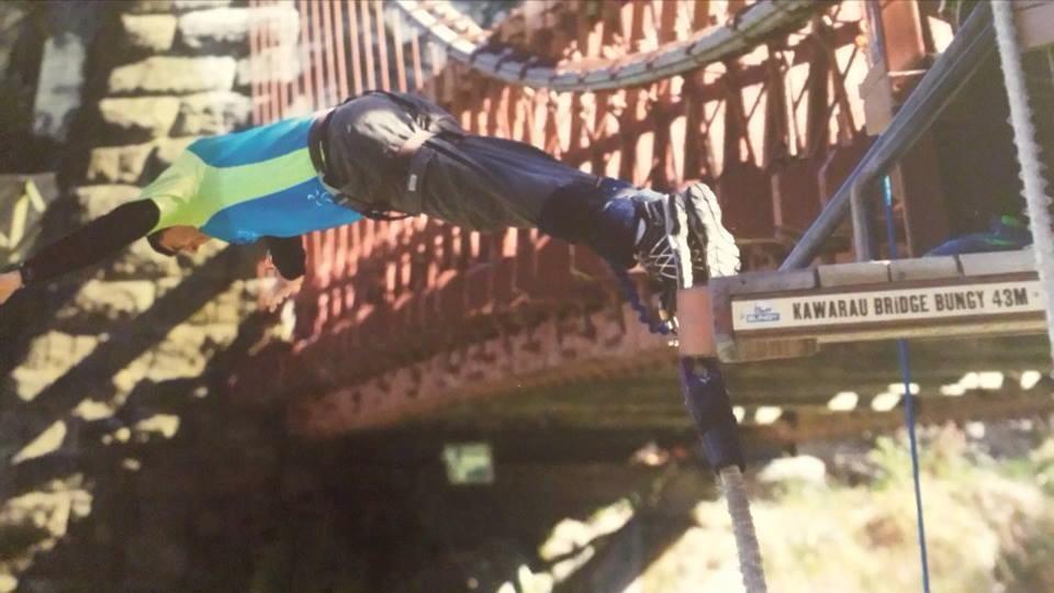 Enquanto uns subiam, outro descia: Sylvio fazendo bungy jump na Nova Zelândia - maluco!