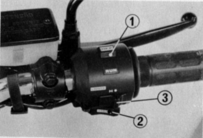 Interruptor do motor (1) O interruptor do motor está colocado ao lado da manopla do acelerador. Na posição RUN, o motor pode ser ligado. Na posição OFF, o sistema de ignição permanece desligado.