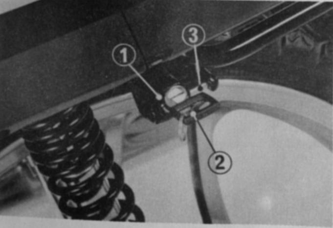 Suporte do capacete O suporte do capacete (1) está posicionado no lado esquerdo, na parte inferior do assento.