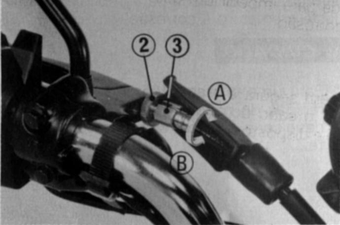Ajustes menores são obtidos por meio do ajustador superior. 1. Puxe o protetor de pó para trás, solte a contraporca (2) e gire o ajustador (3) no sentido desejado.