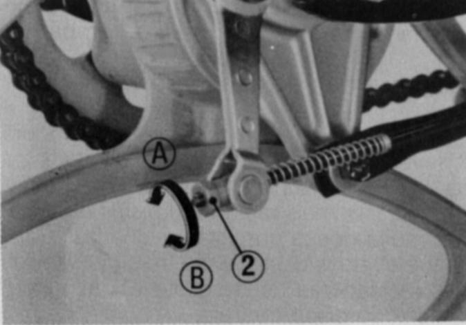 Para regular, gire a porca de ajuste (2) no sentido desejado: (A) Aumenta a folga, (B) Diminui a folga NOTA * Certifique-se de que o entalhe da porca de ajuste esteja assentado sobre a