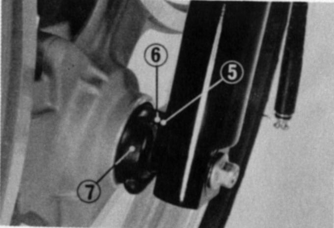 Instalação 1. Posicione a roda dianteira entre os amortecedores, encaixando cuidadosamente o disco do freio entre as pastilhas do cáliper. 2.