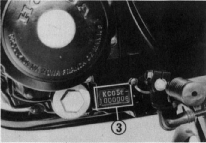 Número do motor O número de identificação do motor (3) está gravado na parte inferior da carcaça esquerda do motor.