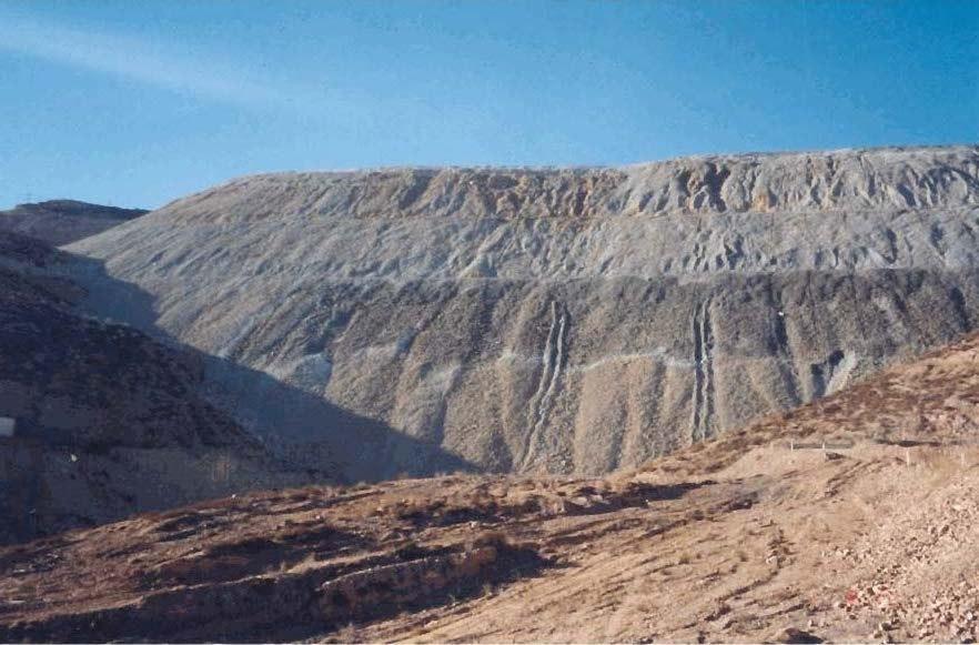 pelo ângulo de repouso do material.