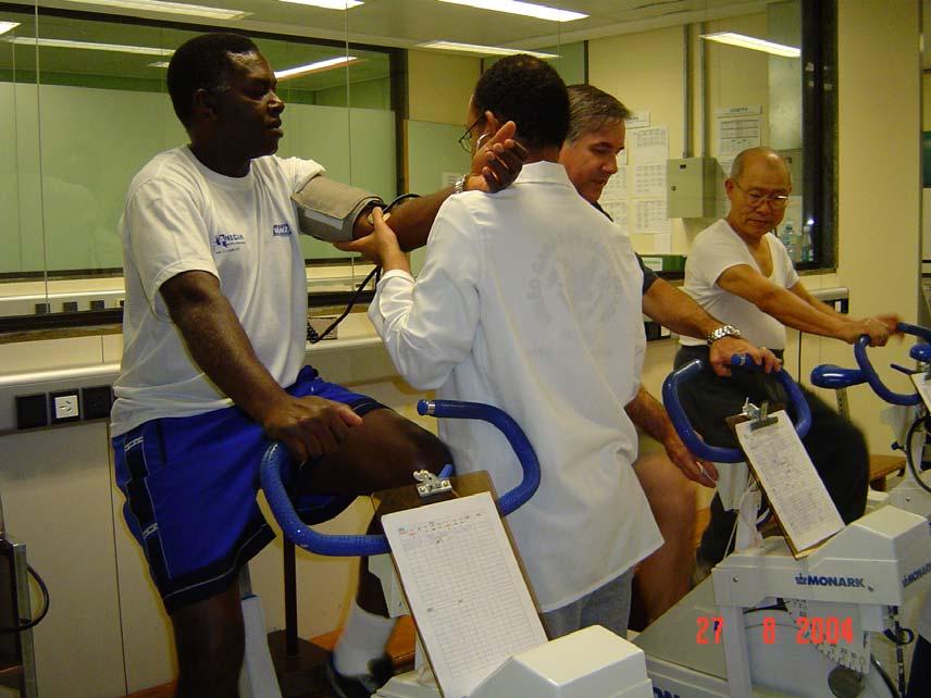 27 Figura 6. Sessão de treinamento físico realizado na Unidade de Reabilitação Cardiovascular e Fisiologia do Exercício do Instituto do Coração - HCFMUSP. 3.