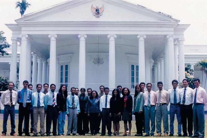 Os primeiros passos: formação intensiva Pasu sira dahuluk: formasaun intensivu Os juristas timorenses recrutados pela UNTAET eram na sua maioria jovens e sem experiência em funções judiciárias.